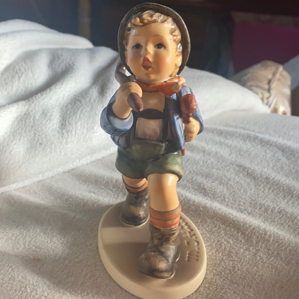 Hummel Figurine #327 “The Run a way” Boy with Cane, violin and basket